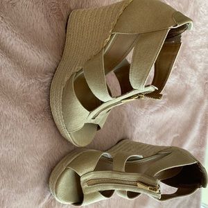 Great Espadrilles 7 1/2 Beige color, Worn a few times, very comfortable to walk